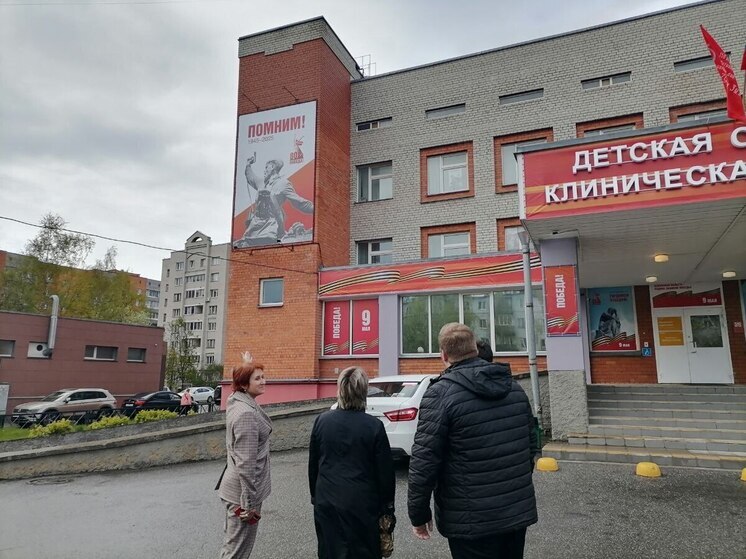 Баннер и аллея ветеранов появились в Детской областной клинической больнице в Пскове
