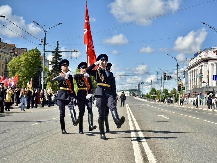 Дубликат Знамени Победы подняли над Орлом