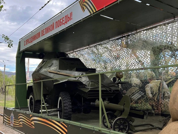 В Красноярске на линию вышел праздничный трамвай ко Дню Победы