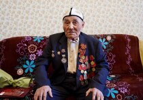 Он ушёл на фронт в возрасте 17 лет из родного села Алгара. 
