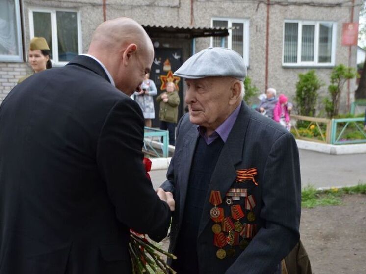 Частичку Вечного огня передали 101-летнему ветерану войны из Хакасии