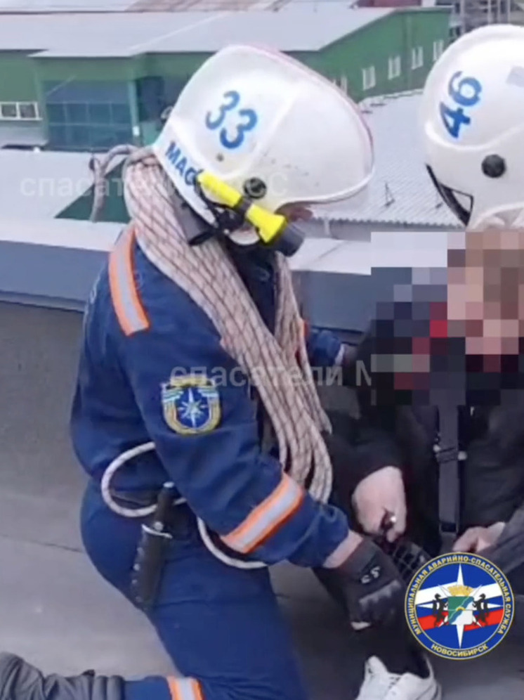 Неадекватный мужчина спасен с крыши девятиэтажки в Новосибирске
