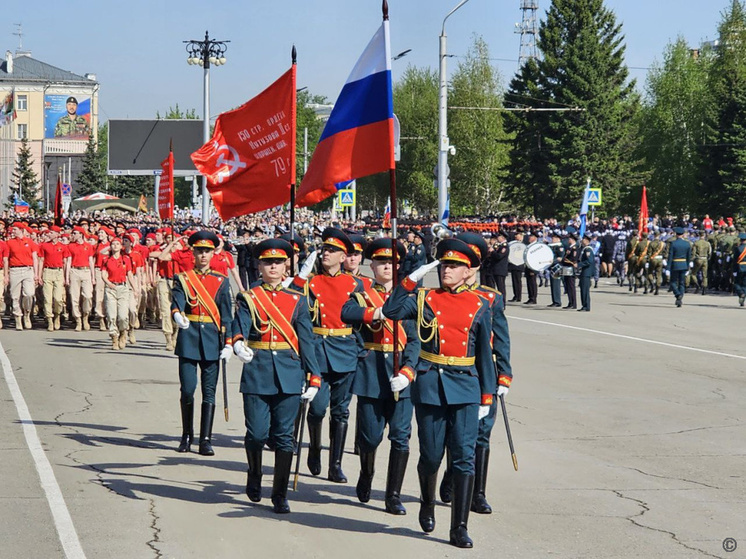 В 10:00 9 мая на площади Советов в Барнаула началось торжественное прохождение войск барнаульского гарнизона. Парадом командует заместитель военного комиссара Алтайского края, полковник Игорь Андросов. Ветераны Великой Отечественной войны и труженики тыла заняли свои почетные места на трибунах.