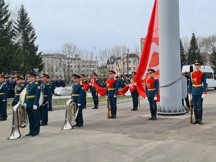 Над Биробиджаном подняли копию Знамени Великой Победы