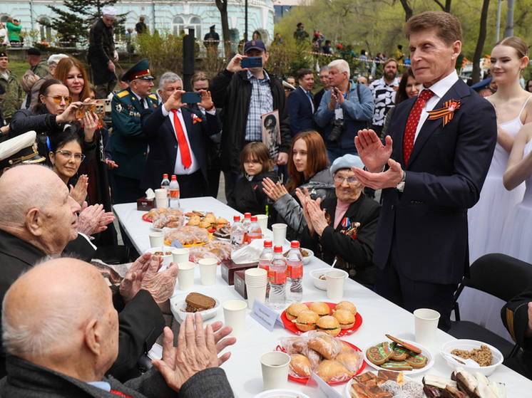 Солдатской кашей угощали горожан в Адмиральском сквере Владивостока