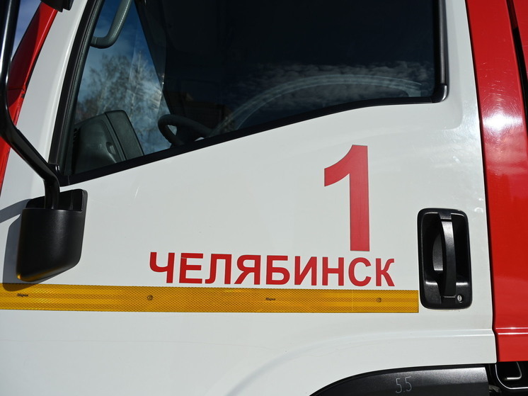 В Челябинске с балкона сняли женщину и ребенка, спрятавшихся от огня