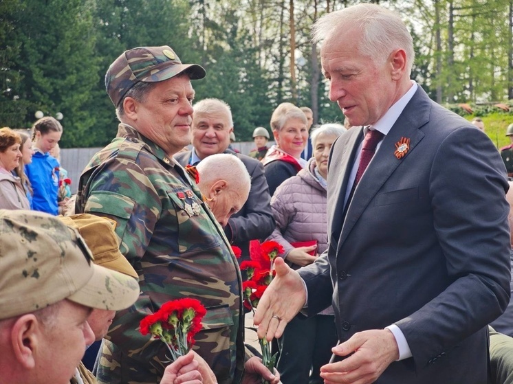 В Лагерном саду Томска прошла церемония возложения цветов к Вечному огню