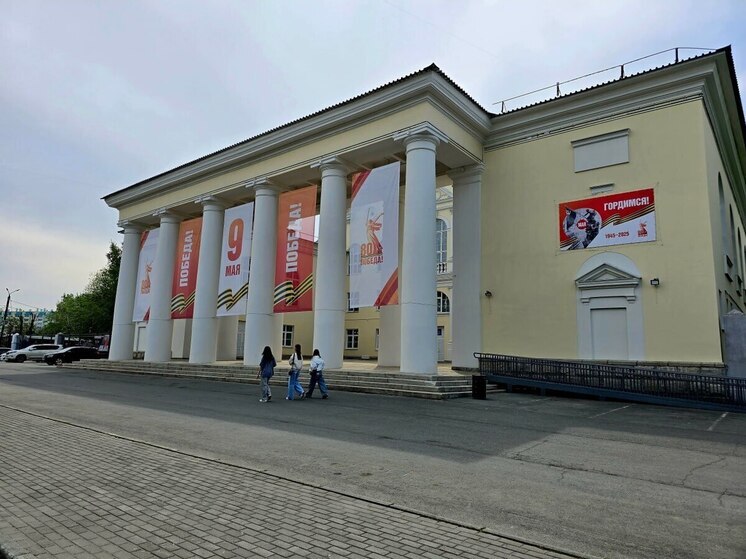 В Челябинске опробовали новый способ украшения зданий к празднику