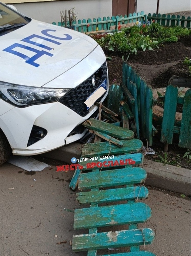В Ярославле автомобиль ДПС протаранил клумбу