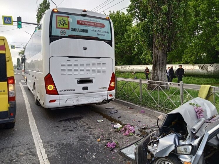 В Саратове в столкновении с автобусом погиб водитель легковушки