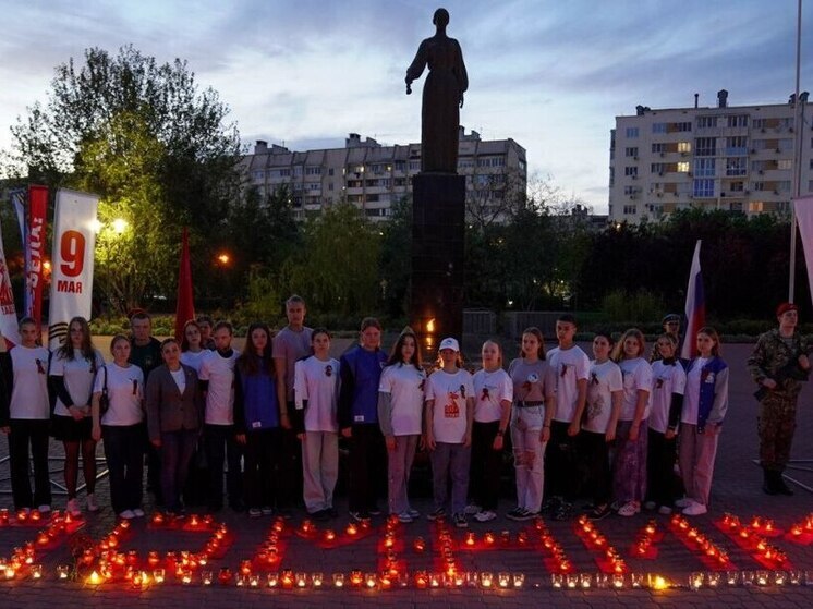 Жители Евпатории приняли участие в акции «Свеча памяти» к 80-летию Победы