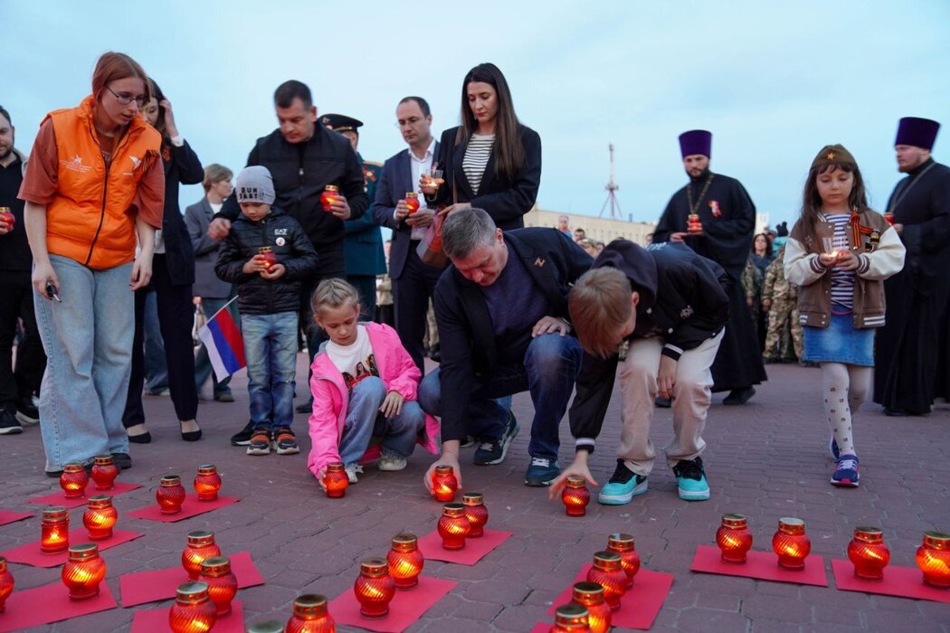 В Евпатории прошла акция «Свеча памяти» к 80-летию Великой Победы: трогательные фото