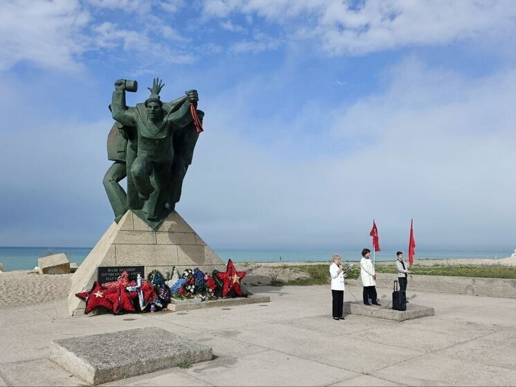 Yevpatoria Başkanı, Büyük Vatanseverlik Savaşı kahramanlarının anıtına çiçek bıraktı