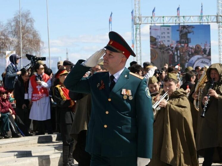 На площади Победы состоялось возложение цветов к монументу павшим воинам-якутянам
