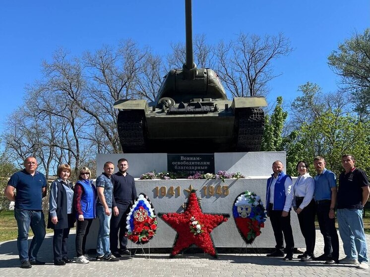 В Каховке возложили цветы к памятнику, где ВСУ хотели 9 мая устроить теракт