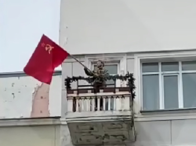 Во время Парада Победы хабаровчанин воссоздал фото о взятии Берлина