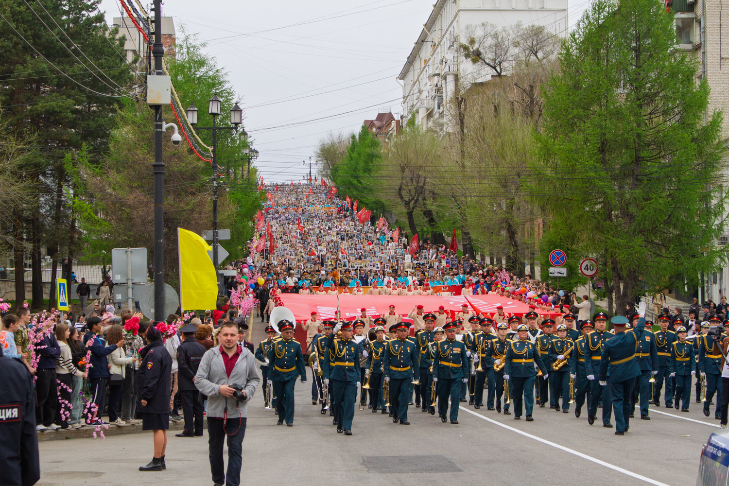 Смотрим фотографии Бессмертного полка и возложения цветов к Вечному огню в Хабаровске