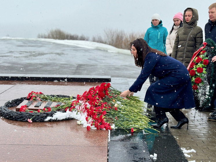 Сотрудники Минобрнауки Мурманской области возложили цветы к мемориалу «Алеша»