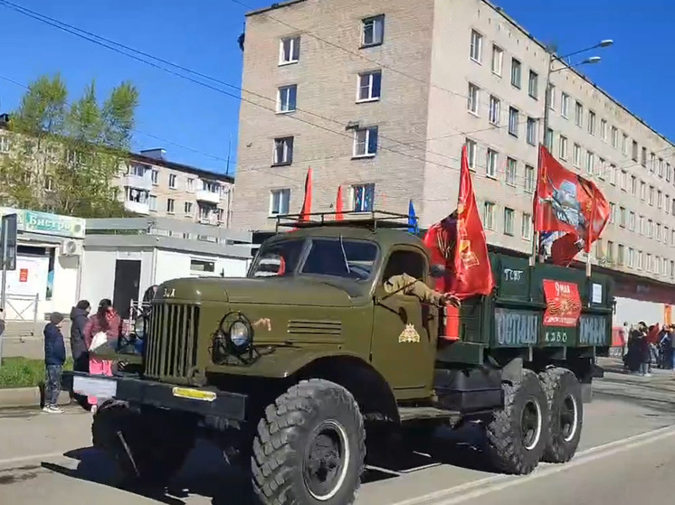 По улицам Сланцев проехали ретро-автомобили