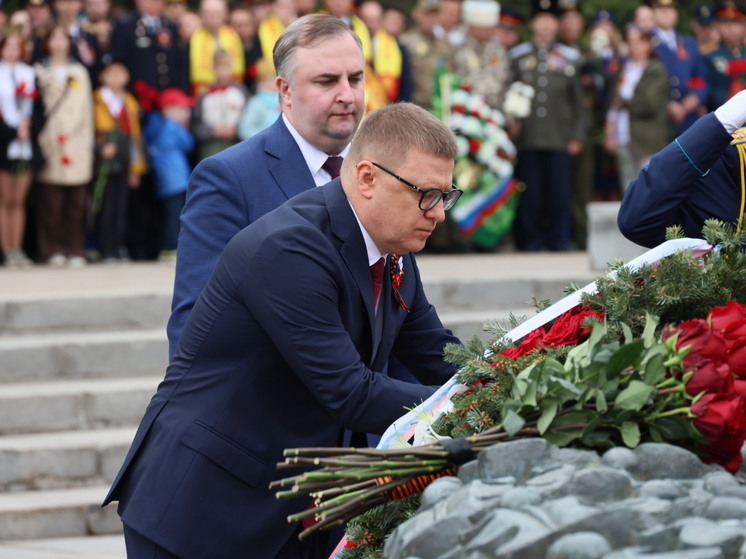 В Челябинске прошла церемония возложения цветов к Вечному огню