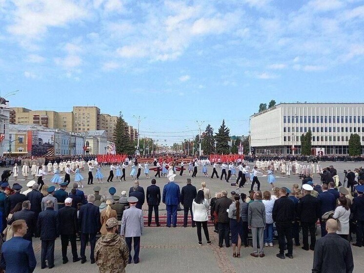 Парад Победы в Тамбове: Торжественное шествие войск и выступления артистов на главной площади