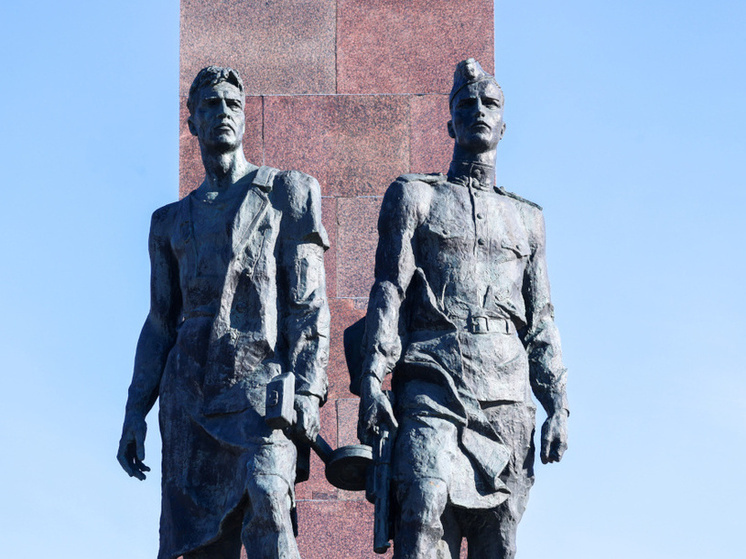 Александр Беглов возложил цветы к монументу героическим защитникам Ленинграда в честь его 50-летия