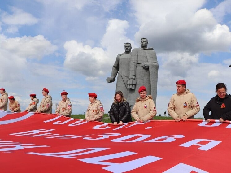 В Волоколамске развернули 20-метровое Знамя Победы