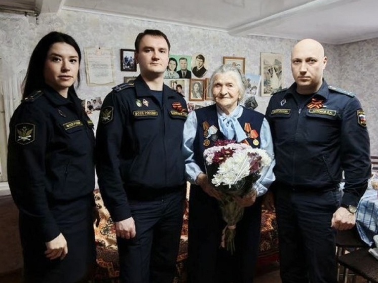 Приставы поздравили ивановского ветерана с Днем Победы