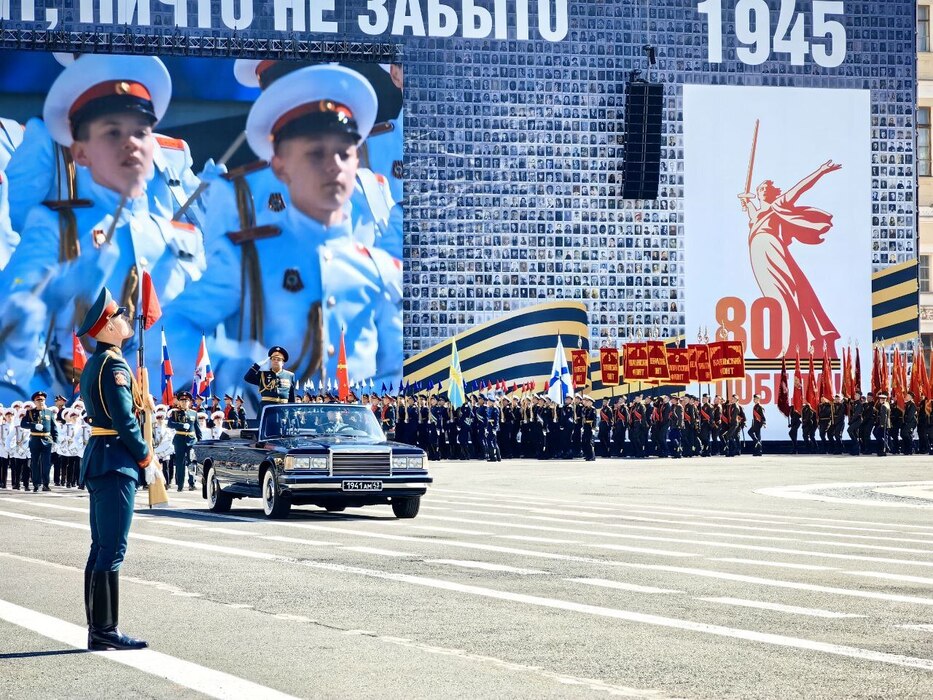 На Дворцовой площади в Петербурге состоялся юбилейный парад Победы 
