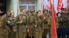 В Ялте над Советской площадью подняли копию Знамени Победы