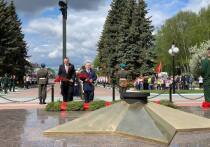 Глава республики и участники митинга возложили цветы к мемориалу Воинской Славы и Вечному огню.