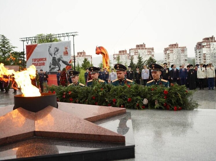 Сочинцы возложили цветы к Вечному огню в Завокзальном микрорайоне