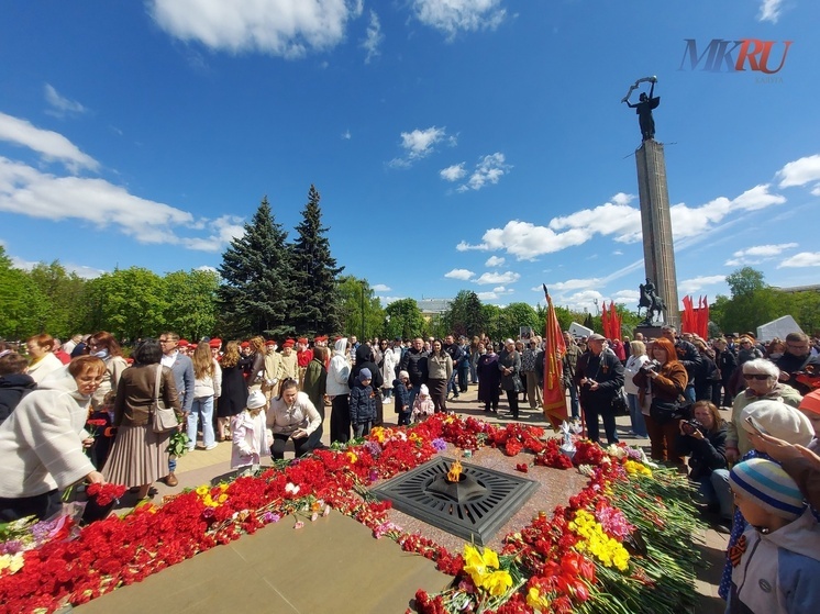 Калужане несут цветы к Вечному огню