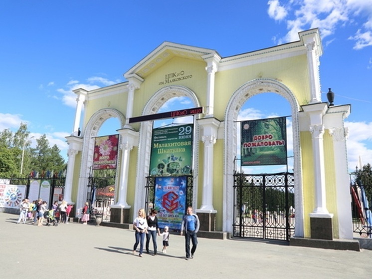 В Екатеринбурге тысячи людей участвуют в праздновании Дня Победы