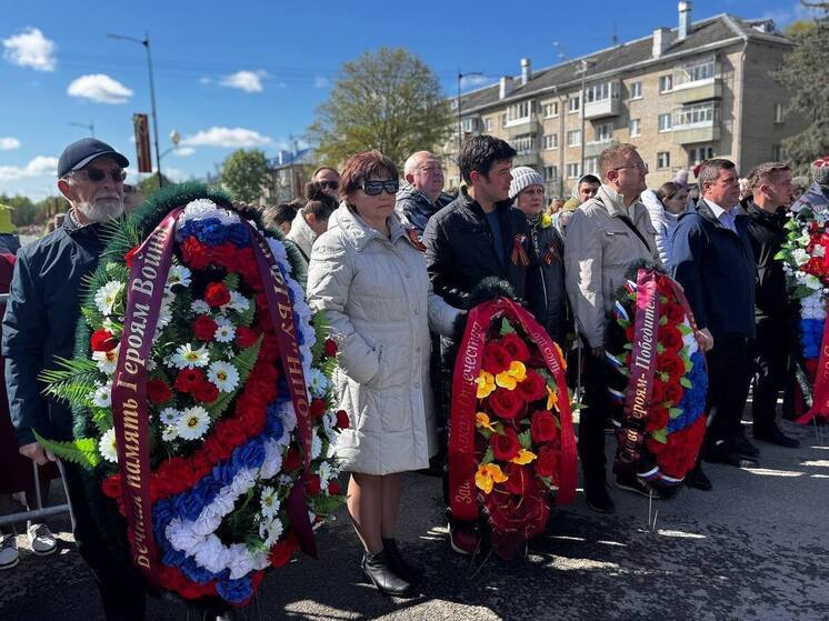 Жители Обнинска пришли к Вечному огню целыми семьями