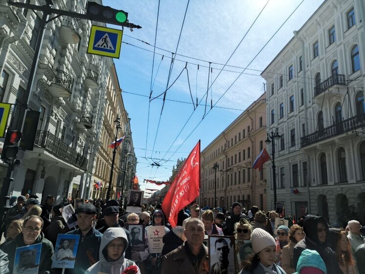 «Бессмертный полк» — это шествие, где люди в Петербурге 9 Мая несут портреты своих родственников, которые участвовали в Великой Отечественной войне 1941–1945 годов. В этом году акция проходит как в очном, так и в онлайн-формате.