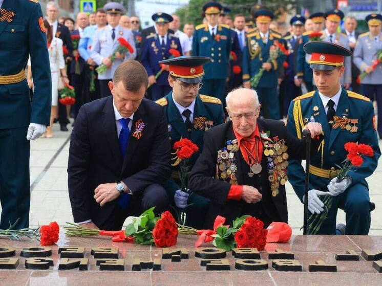 Краснодарцы возложили цветы к Вечному огню в День Победы