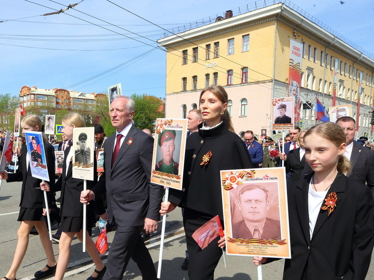 Губернатор Мазур возглавил шествие в Томске в честь Дня Победы