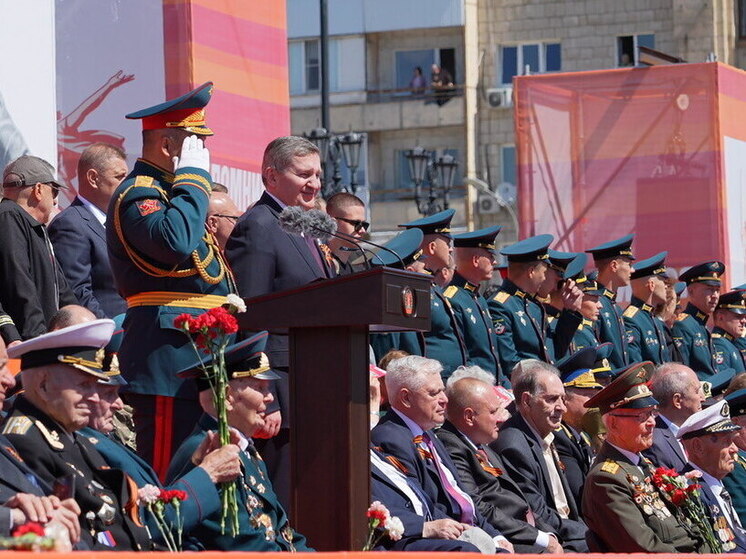 Андрей Бочаров на параде передал волгоградцам поздравления от Президента России