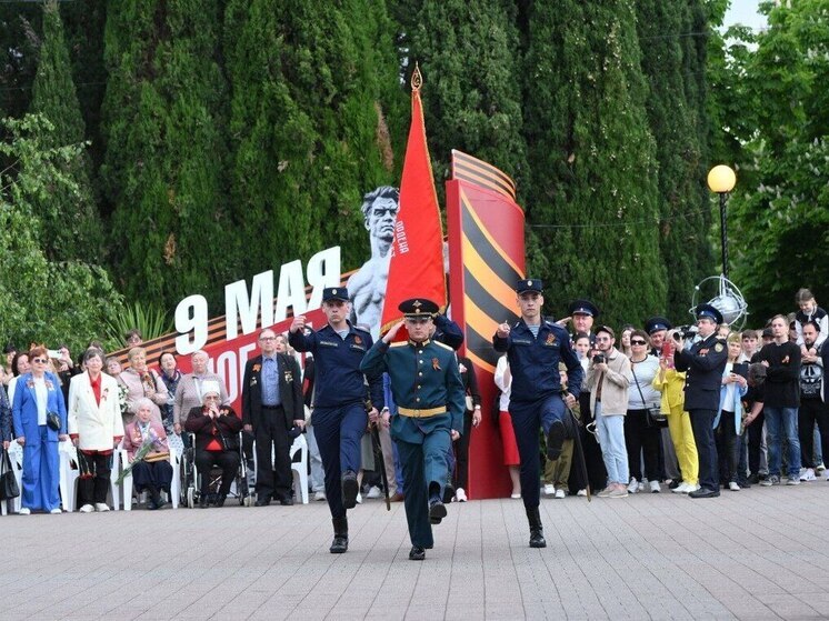 Жители Адлерского Сочи возложили цветы к воинским мемориалам