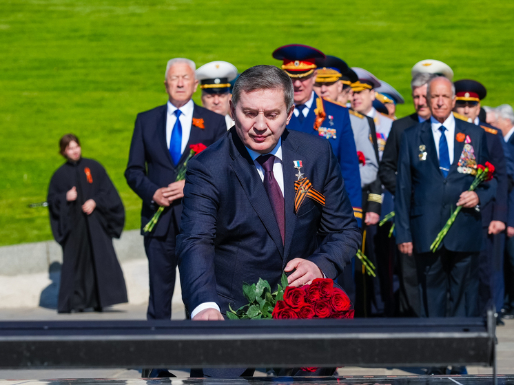 Волгоградцы возлагают цветы и венки на главной высоте России