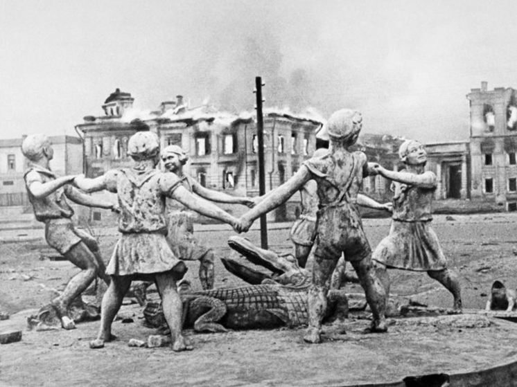 Волгоградцам рассказали об истории известных военных фотографий