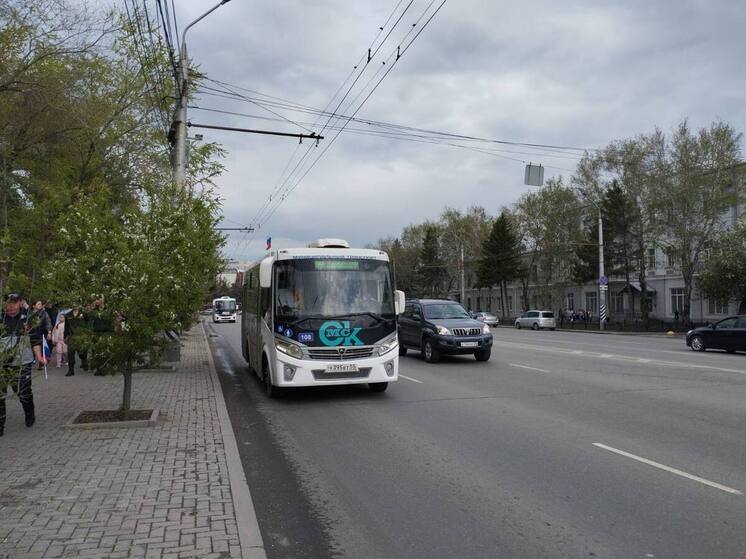 Более 150 автобусов, троллейбусов и трамваев в Омске украсили в честь 9 Мая триколором