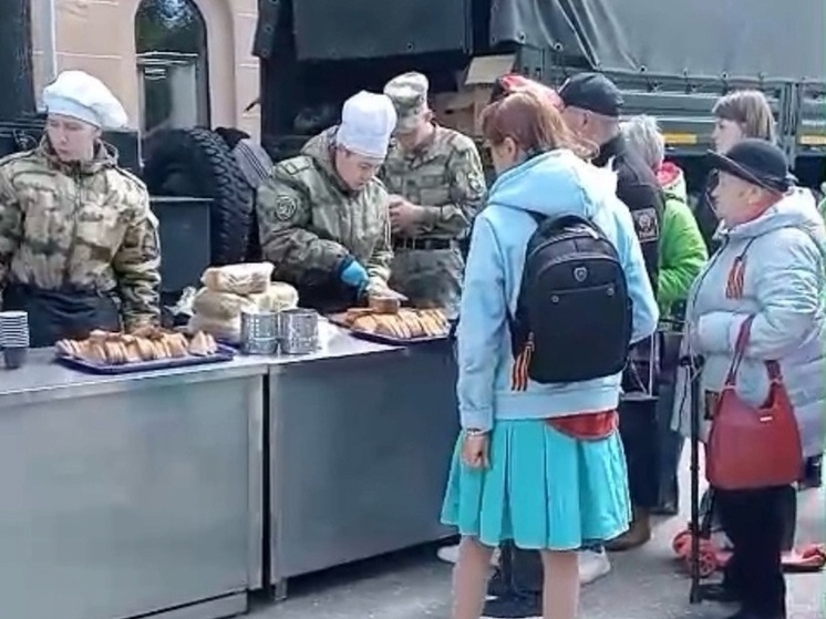 Калужане выстроились в очередь за солдатской кашей