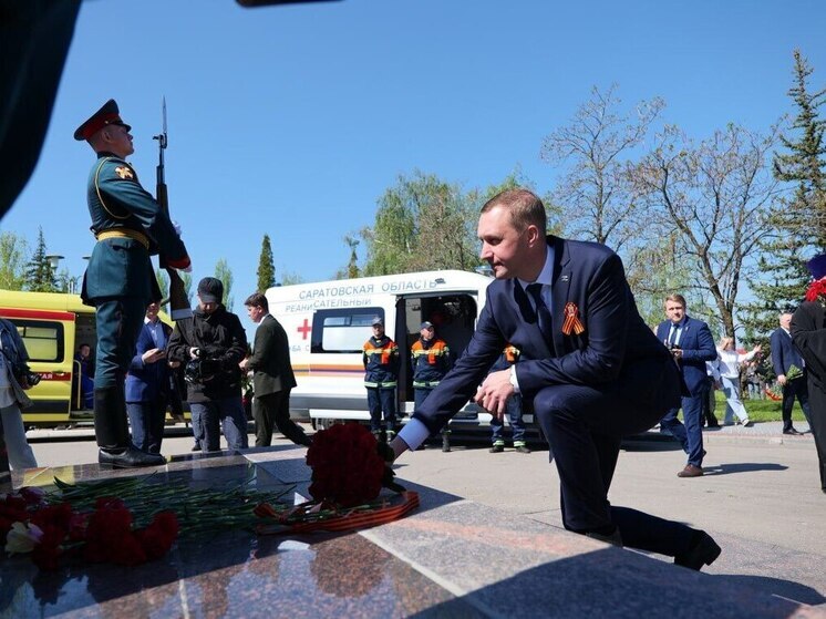 Губернатор Бусаргин возложил цветы к Вечному огню