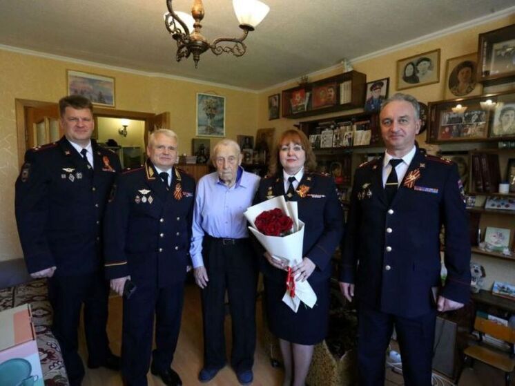 Калужские следователи пришли в гости к ветерану из Малоярославца