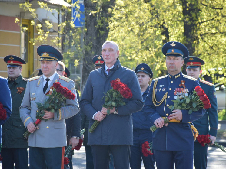 В Пскове прошла церемония возложения цветов к Могиле Неизвестного солдата. Фотоотчет о событии.