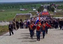 Возле мемориального комплекса на Саур-Могиле в Горловском районе ДНР сегодня развернули самое большое в мире Знамя Победы 65 на 35 м, сообщает ТАСС