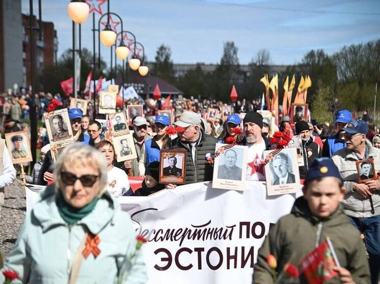 Гости из Эстонии возглавили шествие «Бессмертного полка» в Ивангороде