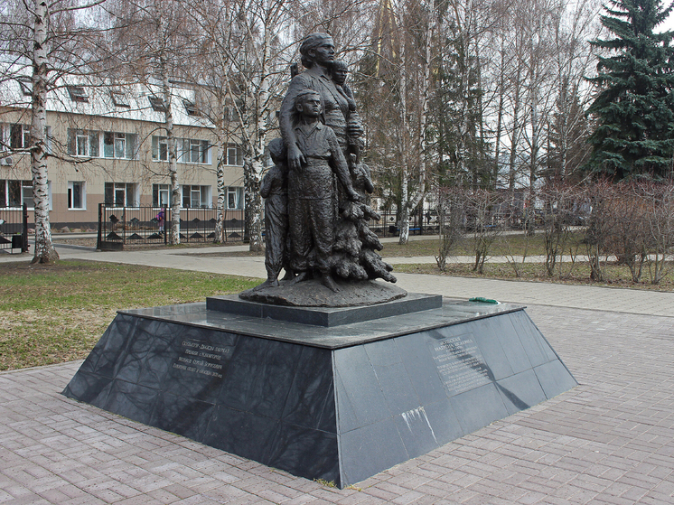 В городе Городце Нижегородской области, на площади Пролетарской, стоит памятник сельской учительнице Матрене Вольской